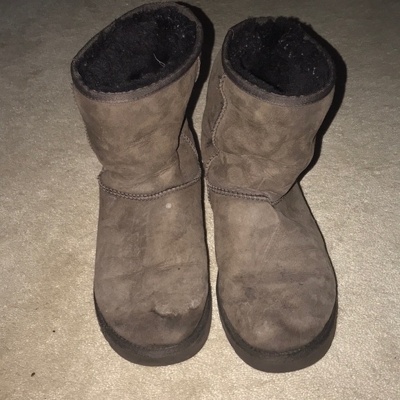 UGGS - Picture 2 of 4